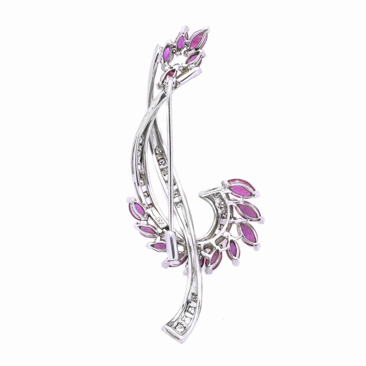 Spilla floreale in oro bianco, diamanti e rubini