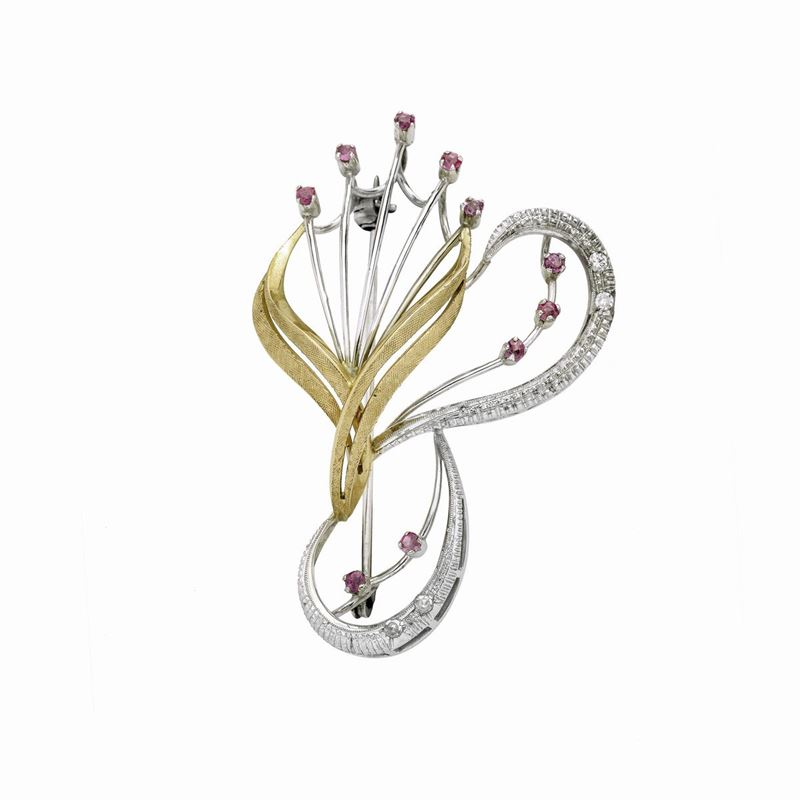 Spilla floreale in oro bianco, oro giallo, diamanti e rubini