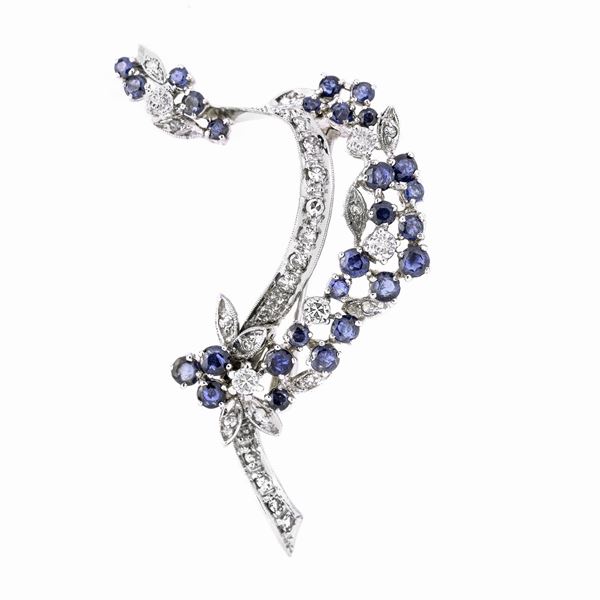 Spilla in oro bianco 18 kt, diamanti e zaffiri