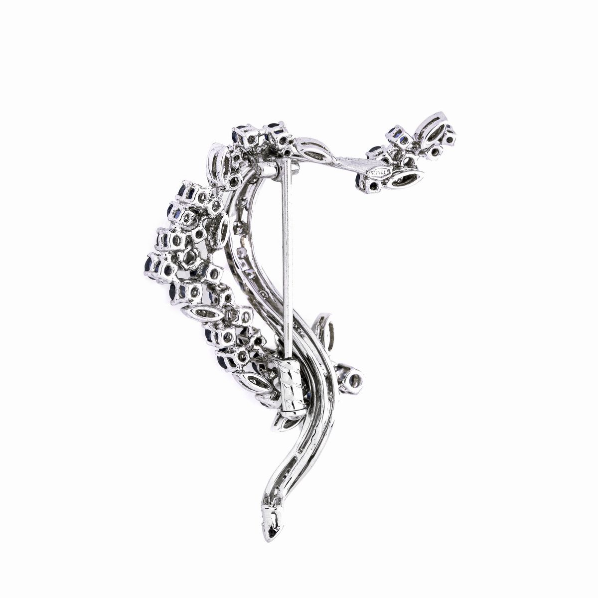 Spilla in oro bianco, diamanti e zaffiri