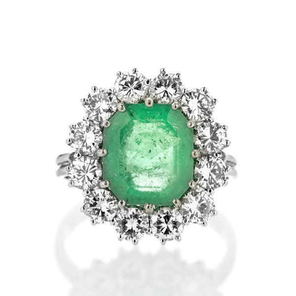 Daisy ring in white gold, diamonds and emerald