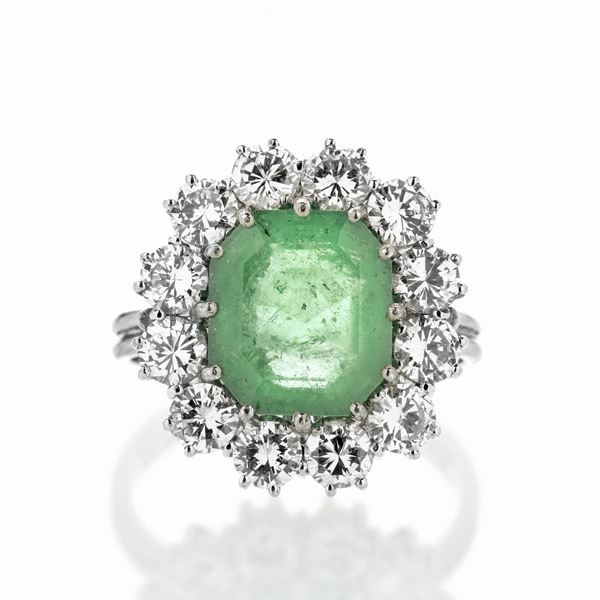 Daisy ring in white gold, diamonds and emerald