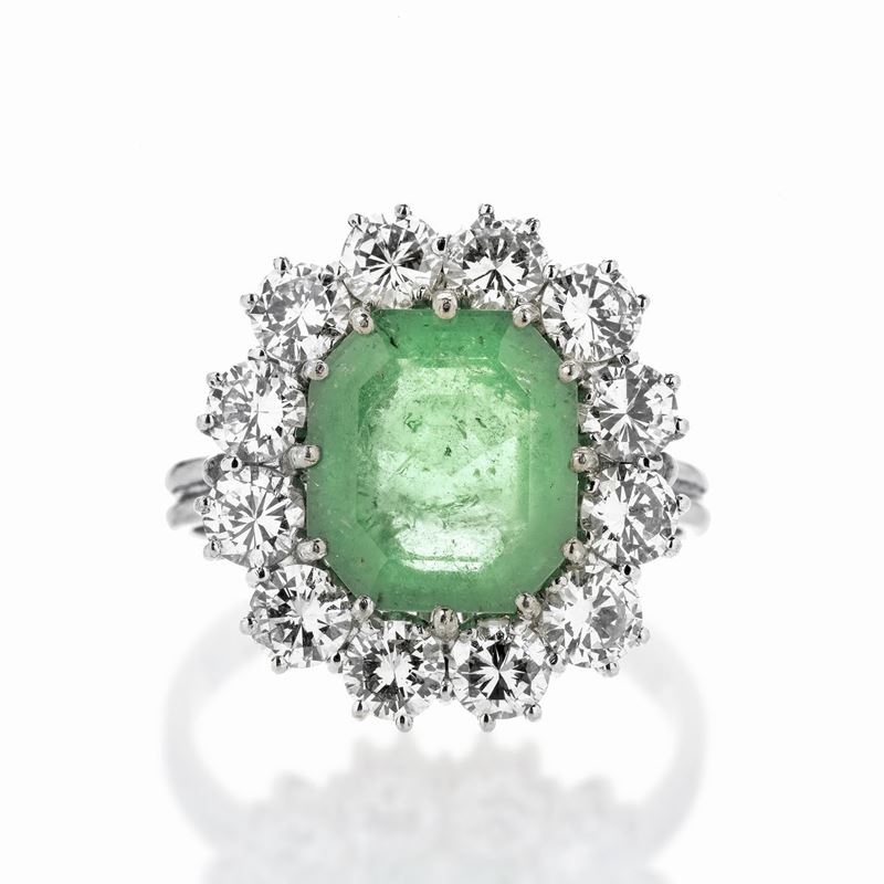 Anello a margherita in oro bianco, diamanti e smeraldo
