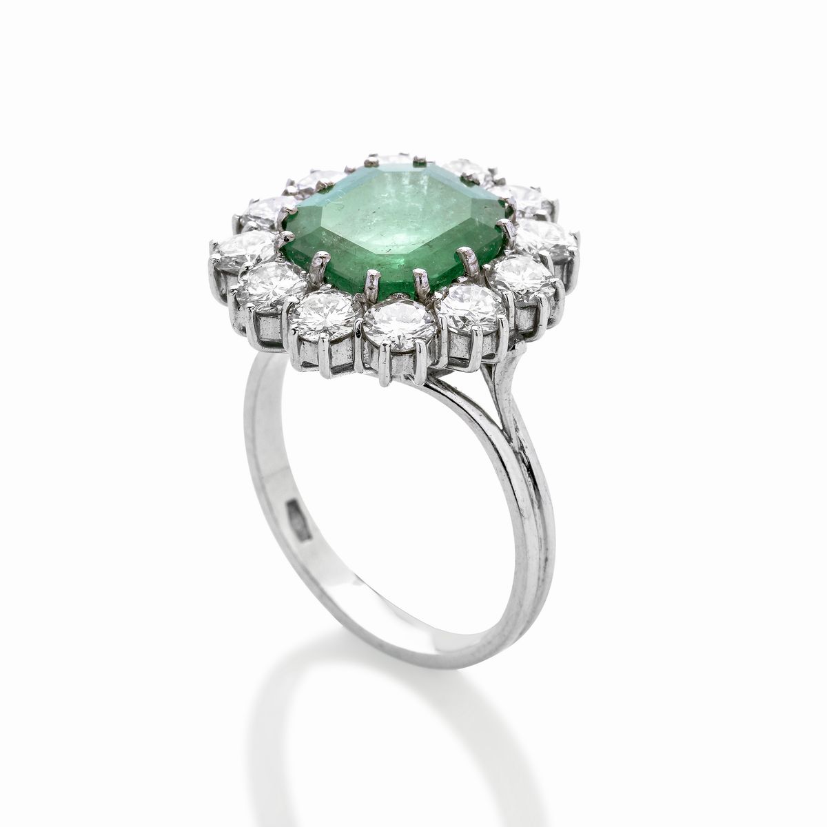 Anello a margherita in oro bianco, diamanti e smeraldo