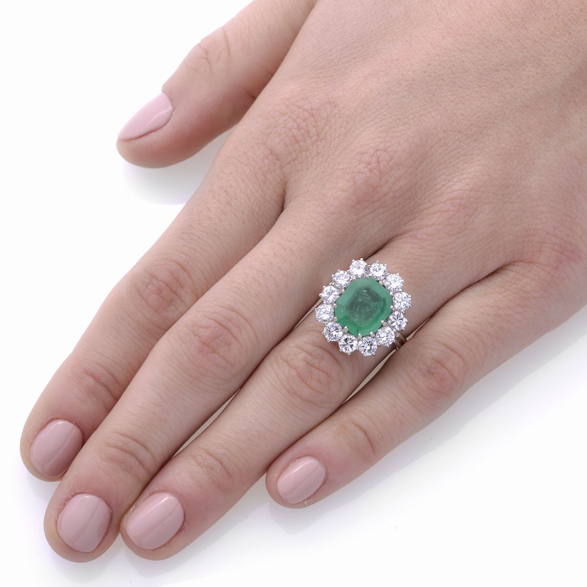 Anello a margherita in oro bianco, diamanti e smeraldo