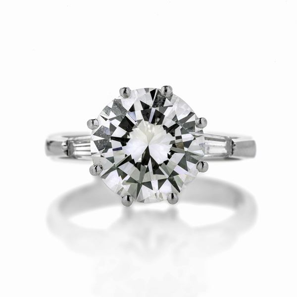 Anello solitario in oro bianco e diamanti