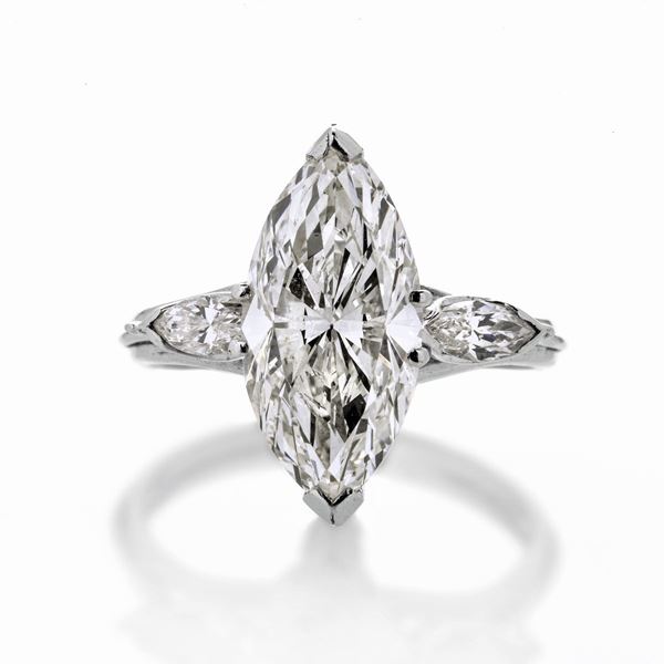 Solitaire ring in white gold and marquise cut diamond