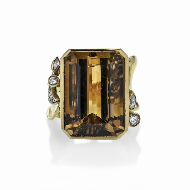Grande anello in oro giallo, oro bianco, diamanti e quarzo fumè