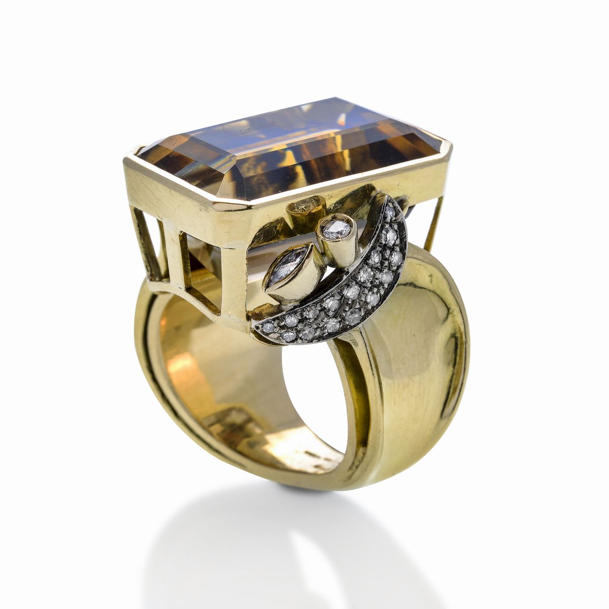 Grande anello in oro giallo, oro bianco, diamanti e quarzo fumè