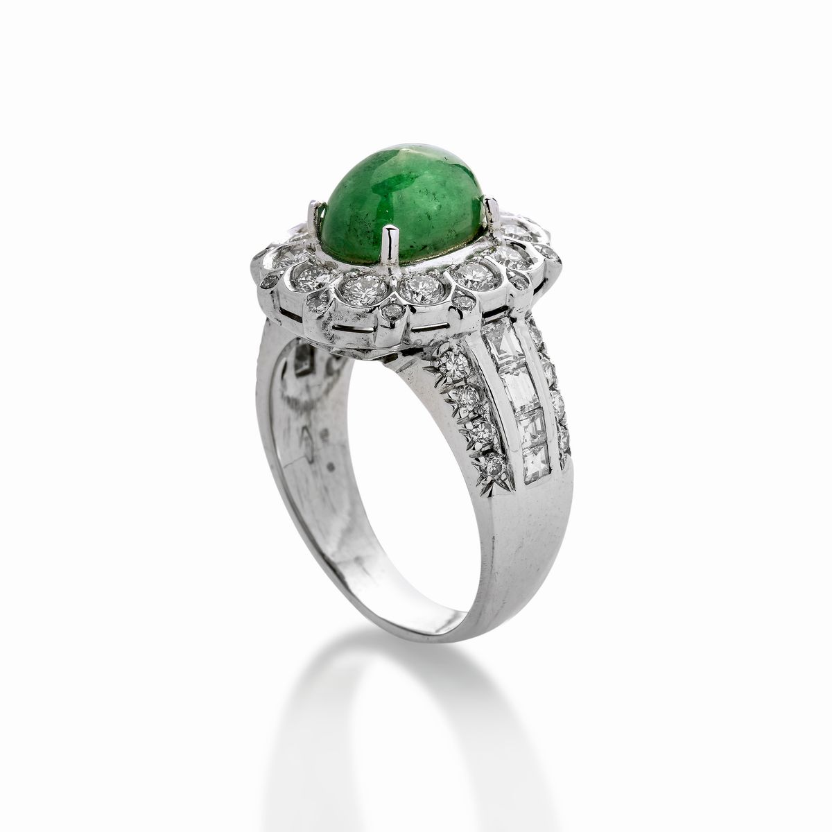Anello in oro bianco, diamanti e smeraldo