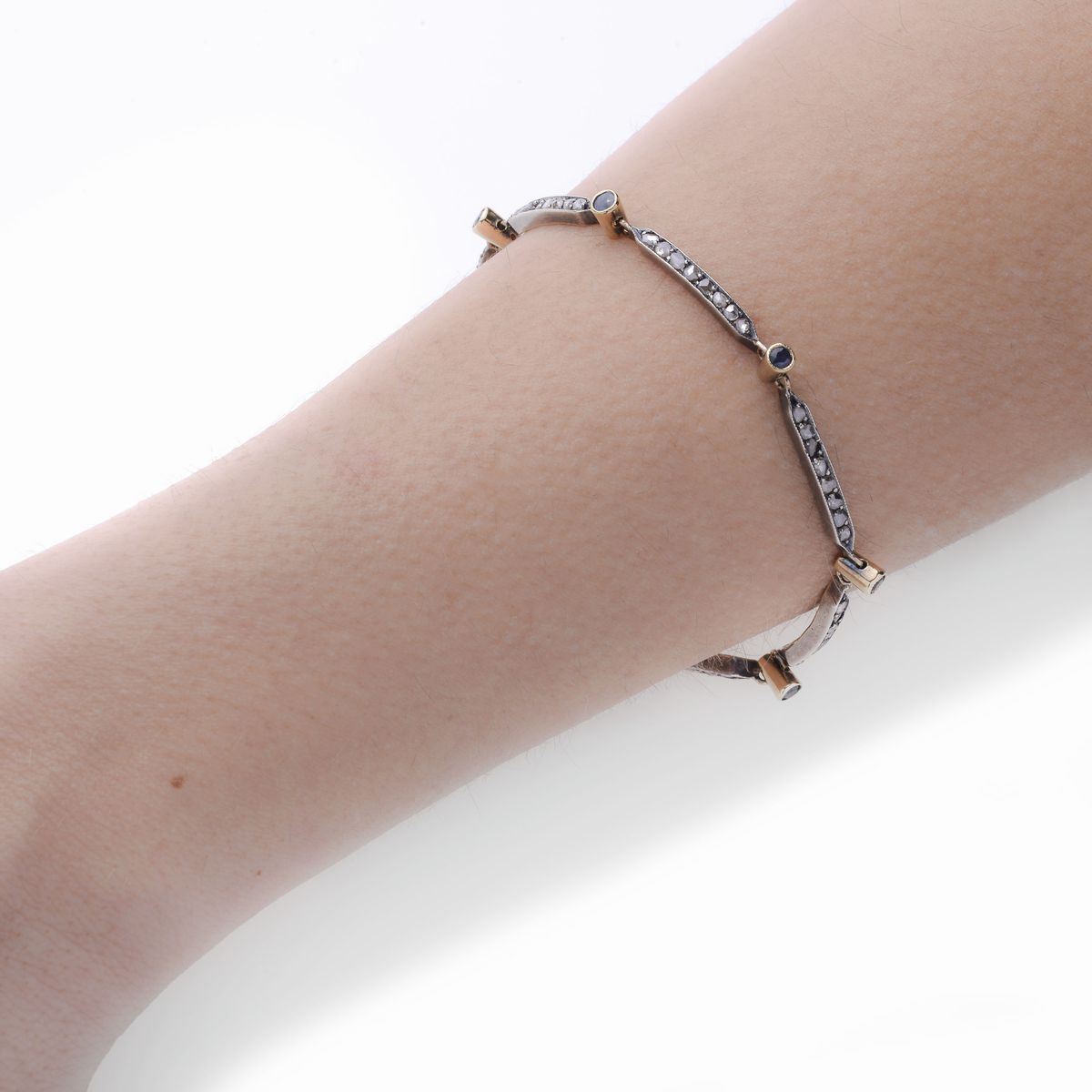 Bracciale in oro giallo, argento, zaffiri e diamante