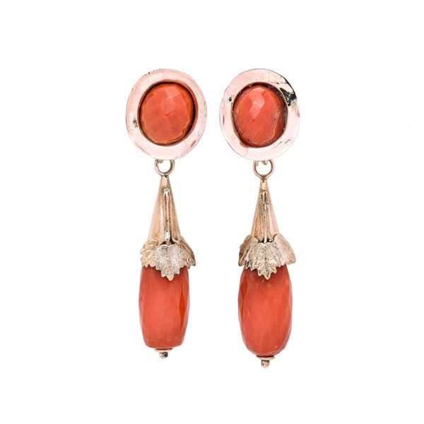 Pair of pendant earrings in low title gold and red coral