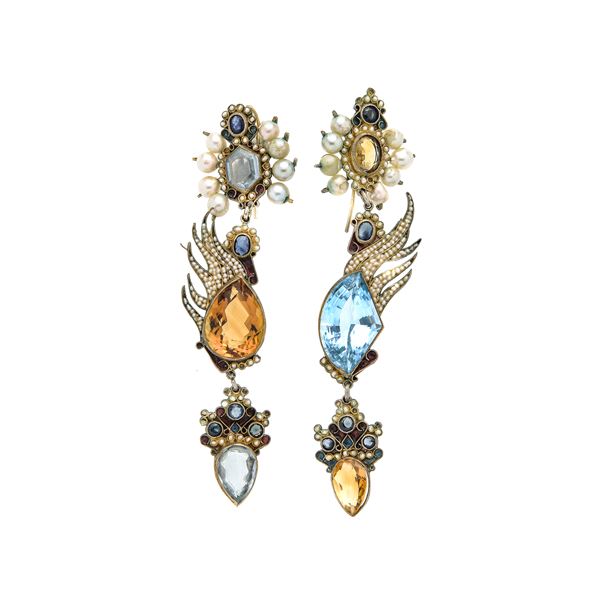 Paio di orecchini pendenti in oro a basso titolo, microperle, perle, zaffiri, quarzo e topazio