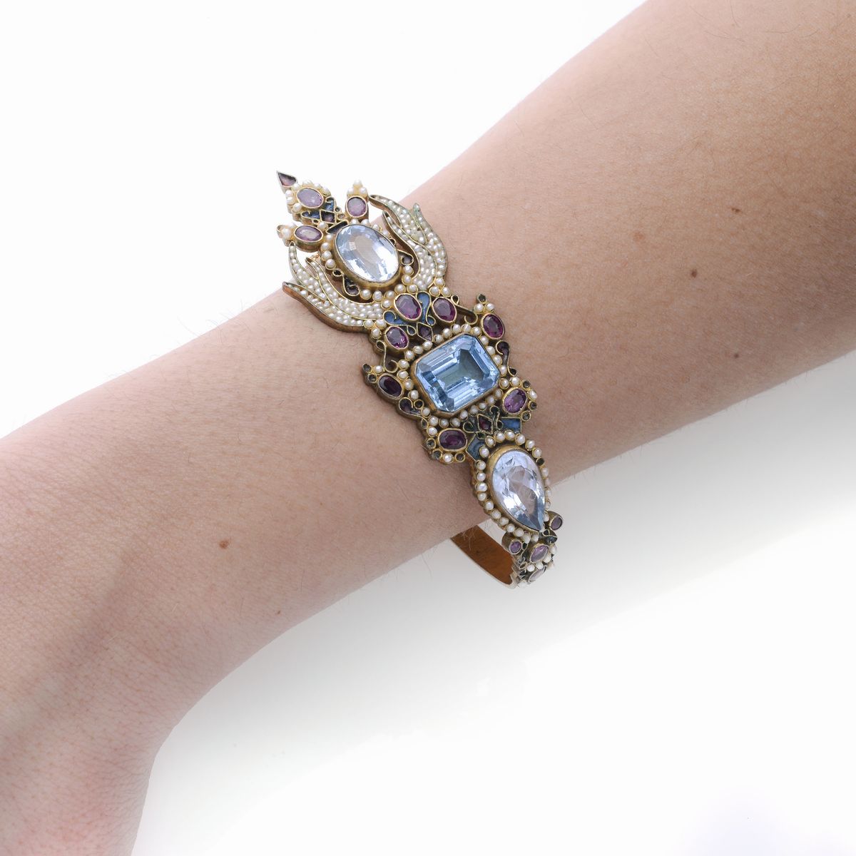 Bracciale in oro a basso titolo, oro giallo, rubini, microperle e topazio azzurro Percossi Papi