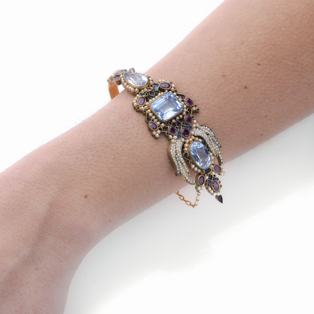 Bracciale in oro a basso titolo, oro giallo, rubini, microperle e topazio azzurro Percossi Papi