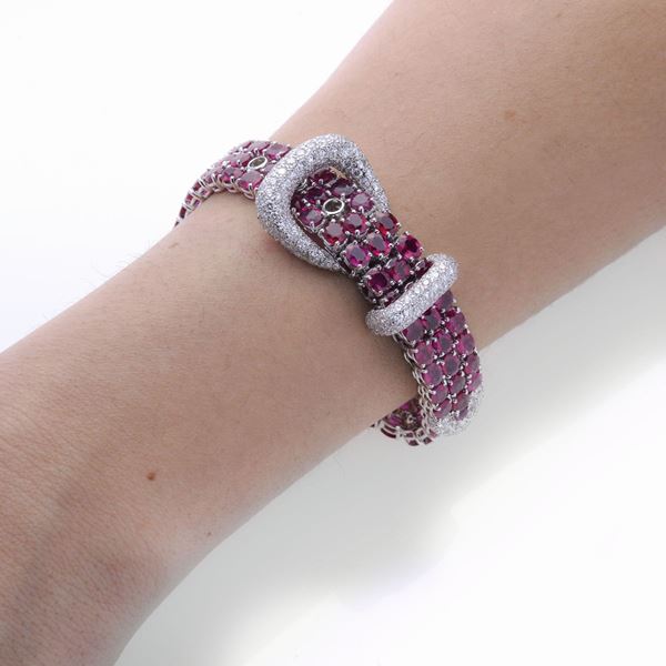 Bracciale a cintura in oro bianco, diamanti e rubini