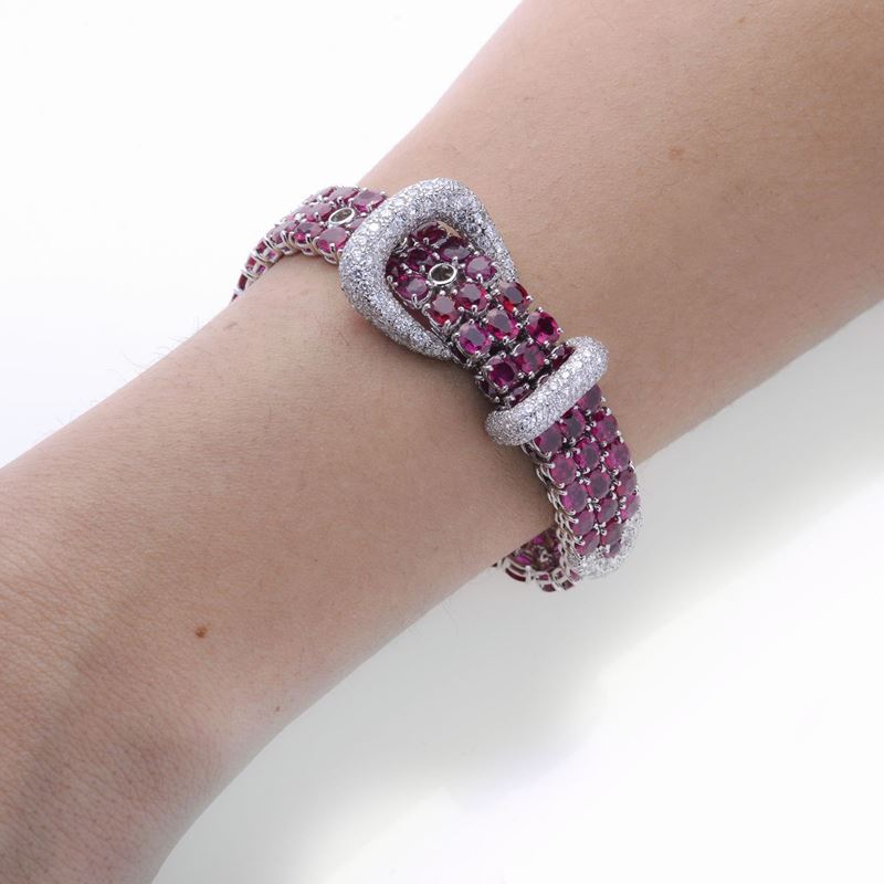Bracciale a cintura in oro bianco, diamanti e rubini