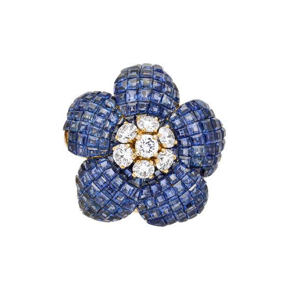 Floral clip in yellow gold, sapphires and diamonds