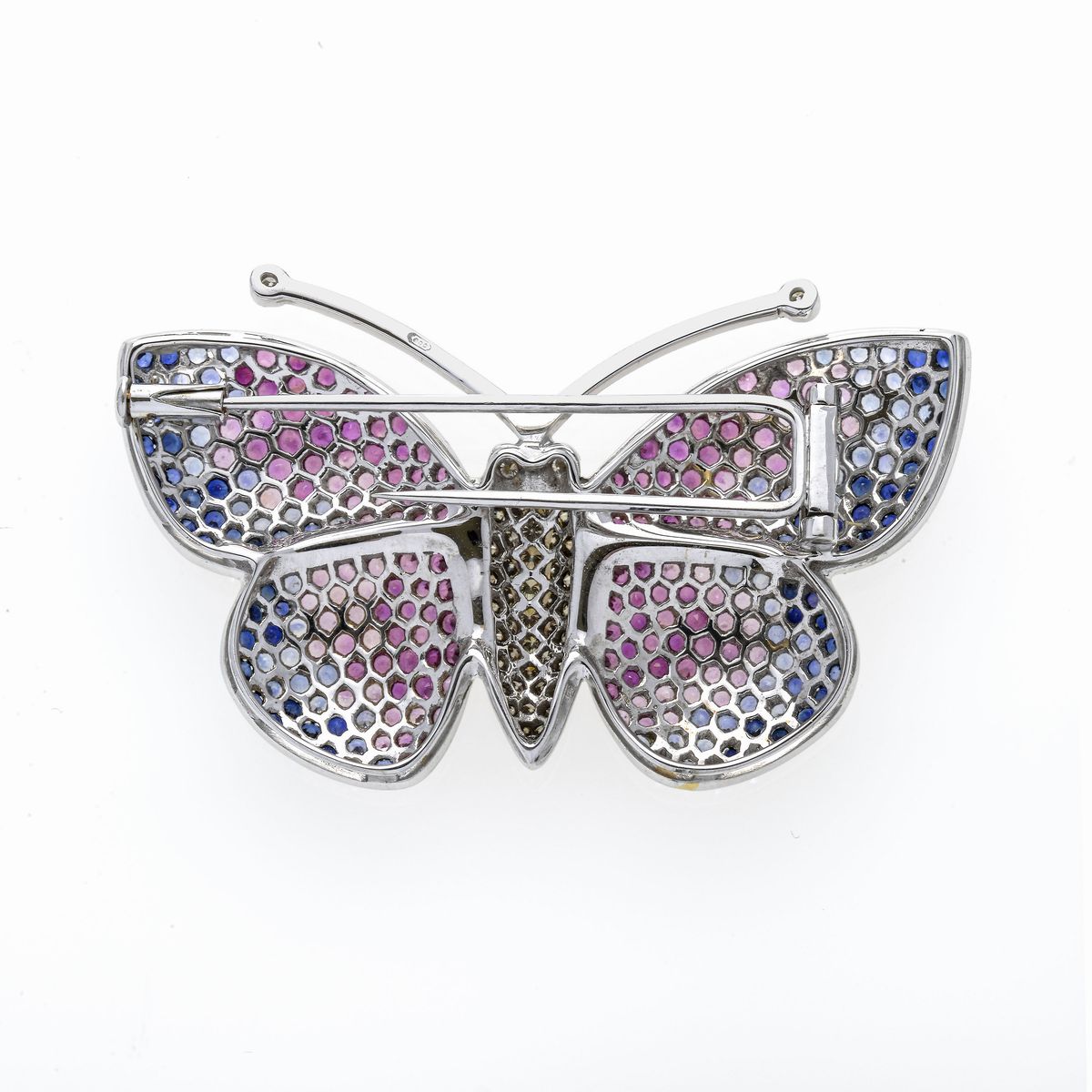 Clip Farfalla in oro bianco, diamanti, diamanti brown, zaffiri e zaffiri rosa