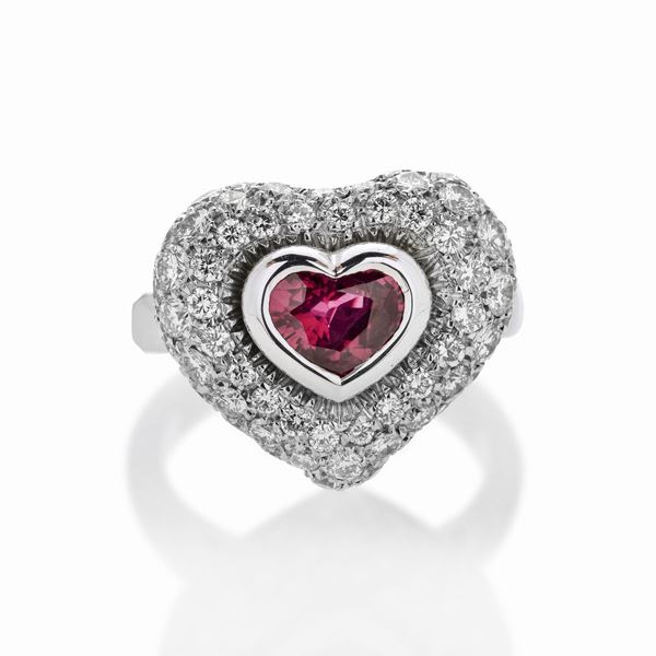 Anello a cuore in oro bianco, diamanti e rubino