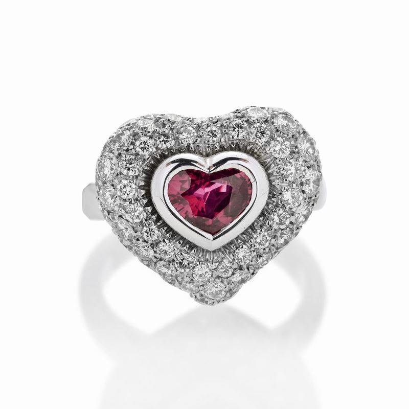 Anello a cuore in oro bianco, diamanti e rubino