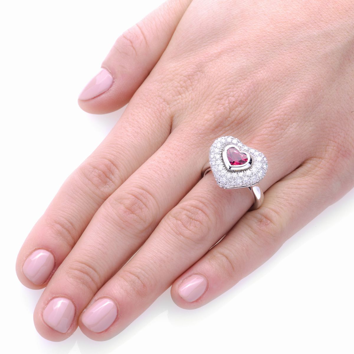 Anello a cuore in oro bianco, diamanti e rubino