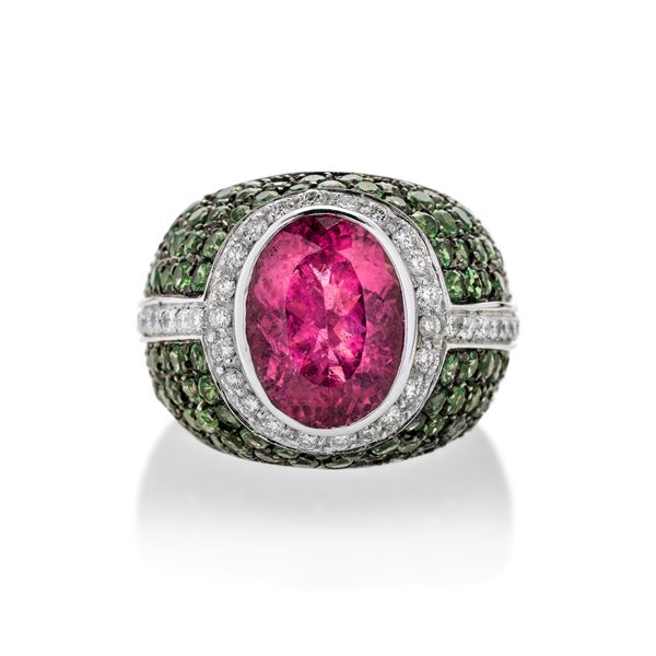 Anello in oro bianco, diamanti, peridoto verde e tormalina rosa
