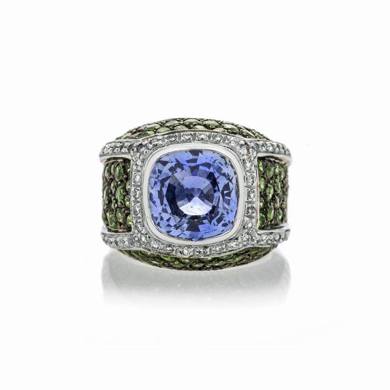 Grande anello in oro bianco, peridoto verde, diamanti e zaffiro