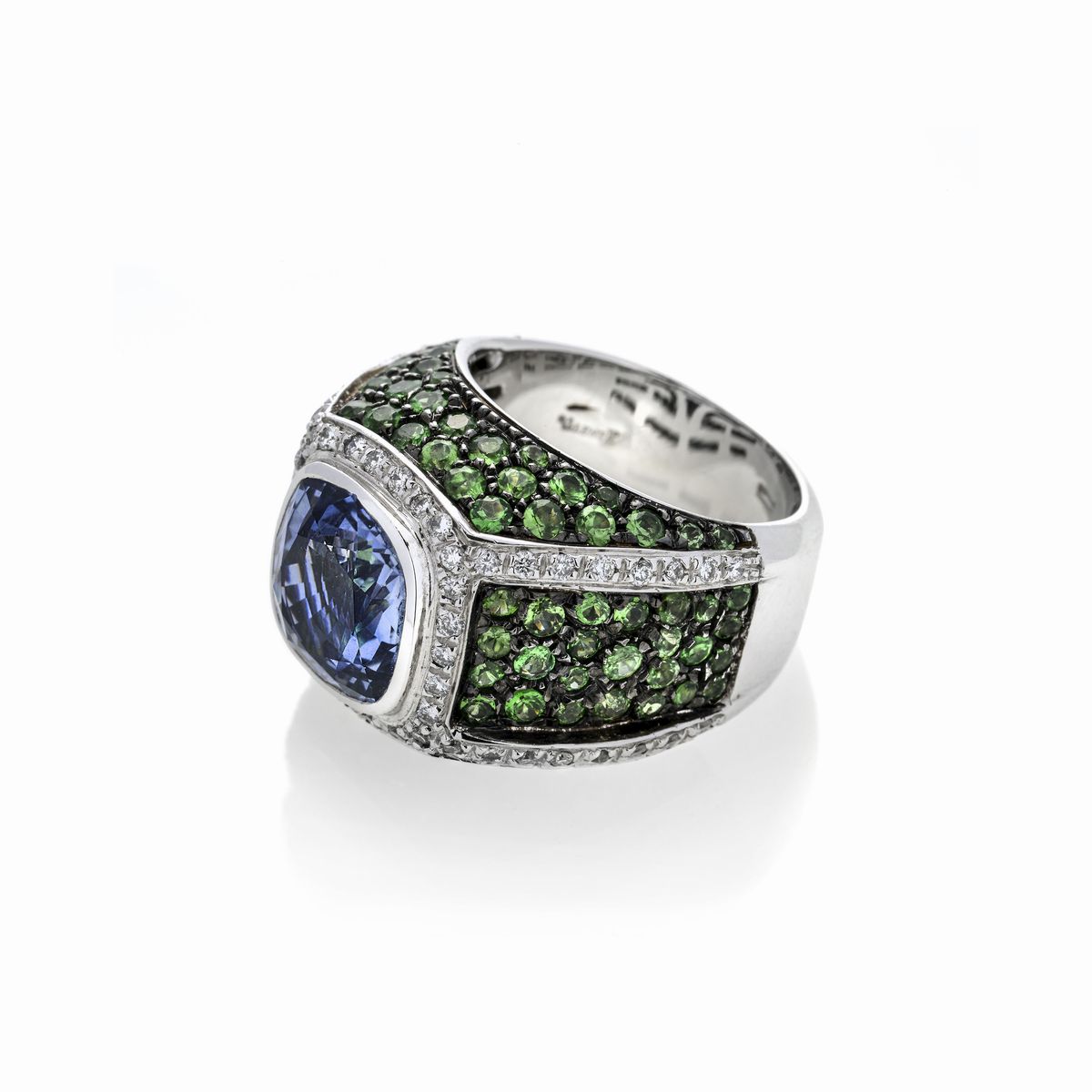 Grande anello in oro bianco, peridoto verde, diamanti e zaffiro