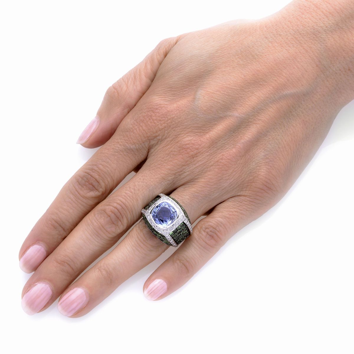Grande anello in oro bianco, peridoto verde, diamanti e zaffiro