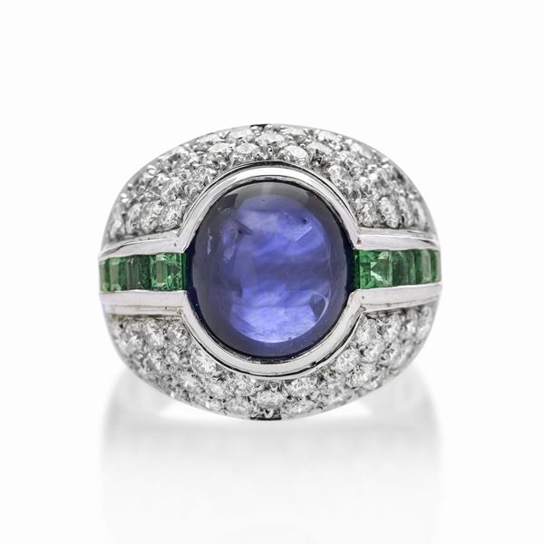 Anello in oro bianco, diamanti, smeraldi e zaffiro