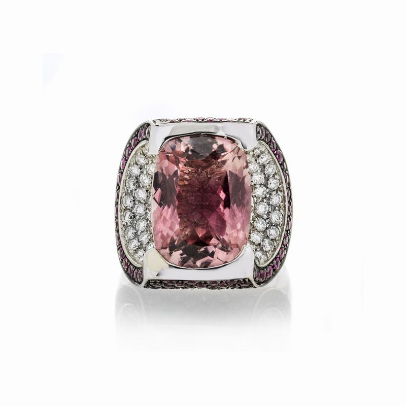 Anello in oro bianco, diamanti, tormaline rosse e tormalina rosa