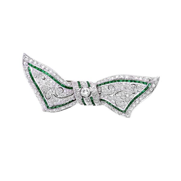 Bow brooch in white gold, emeralds and diamonds