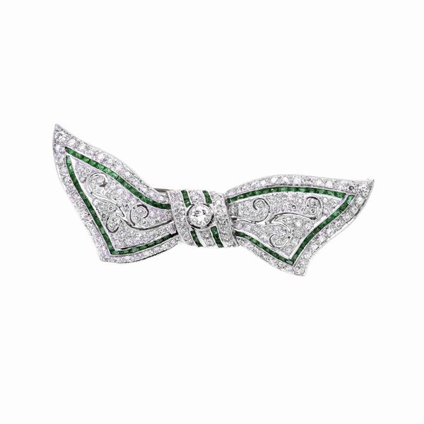 Spilla fiocco in oro bianco, smeraldi e diamanti