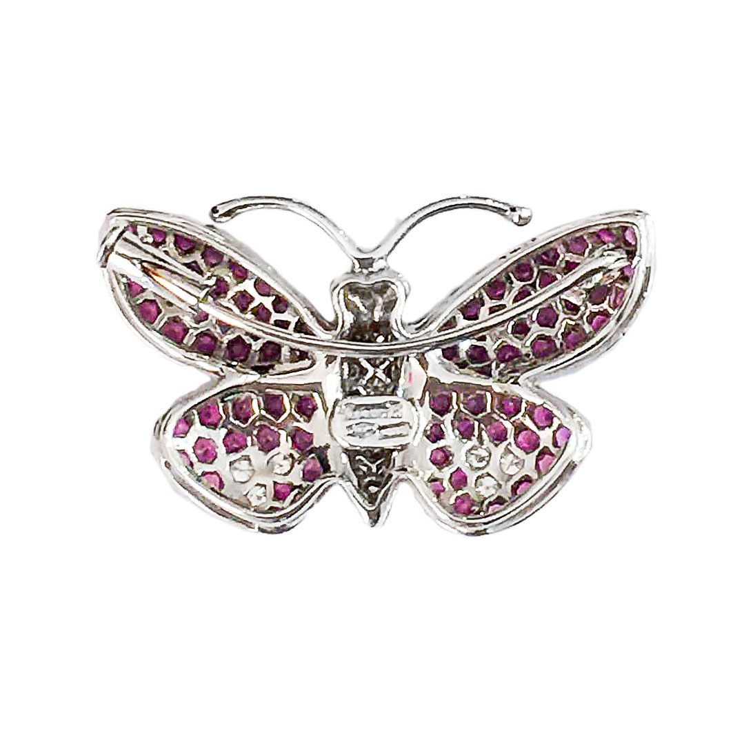 Spilla farfalla in oro bianco, diamanti brown e rubini