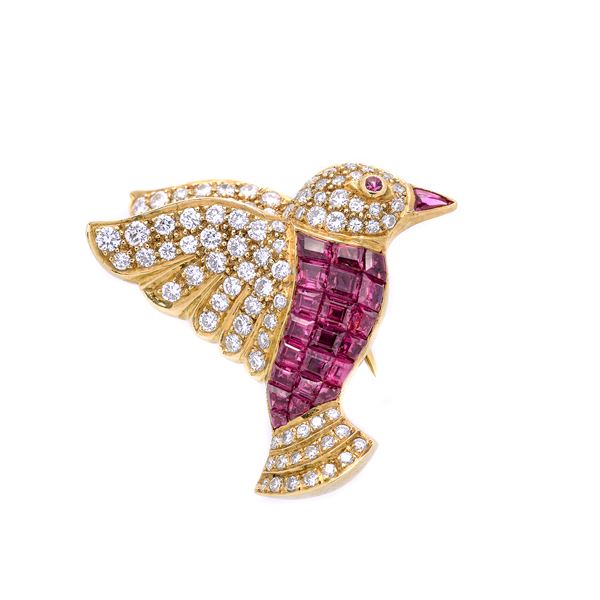 Humming clip in yellow gold, diamonds and rubies