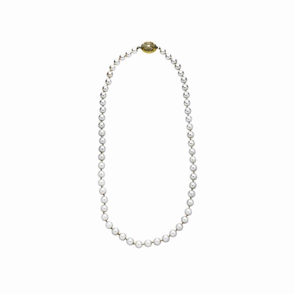 Strand of cultured pearls and yellow gold