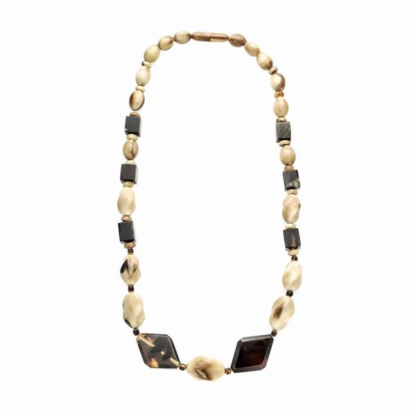 Collana in oro giallo, corno e tartaruga