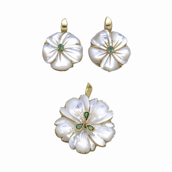 Parure in yellow gold, emeralds and mother of pearl