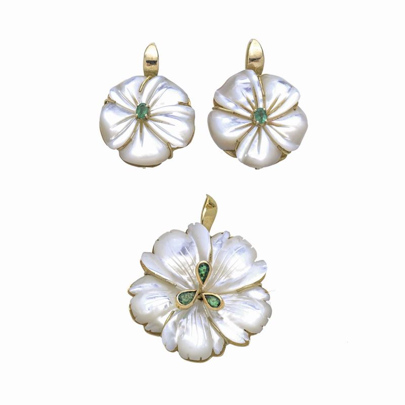 Parure in oro giallo, smeraldi e madreperla