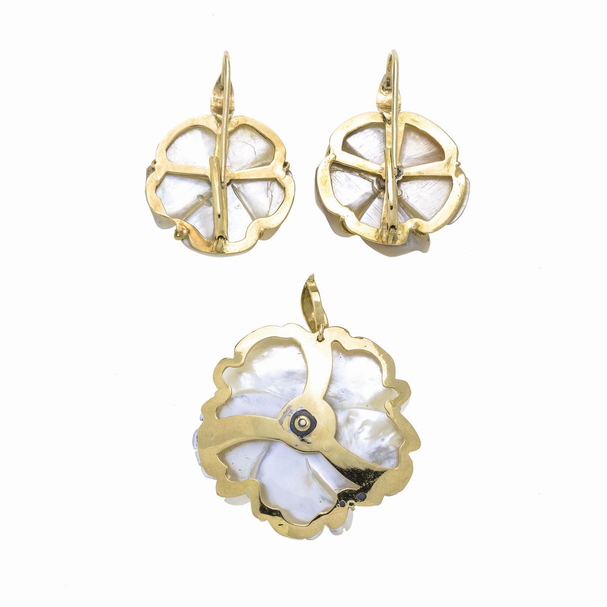 Parure in oro giallo, smeraldi e madreperla