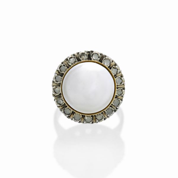 Anello in oro giallo, argento, diamanti e perla mabè