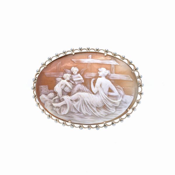 Brooch with shell cameo and yellow gold