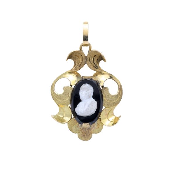Pendant in yellow gold and cameo