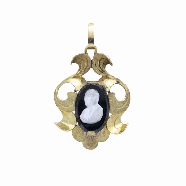 Pendant in yellow gold and cameo