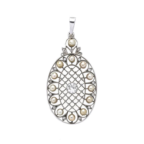 Low title gold pendant, pearls and diamonds