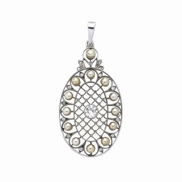 Low title gold pendant, pearls and diamonds