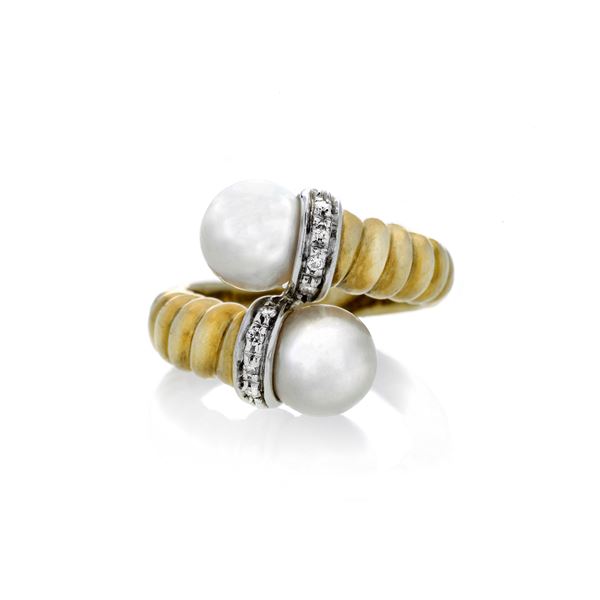 Contrariè ring in yellow gold, white gold, diamonds and cultured pearls