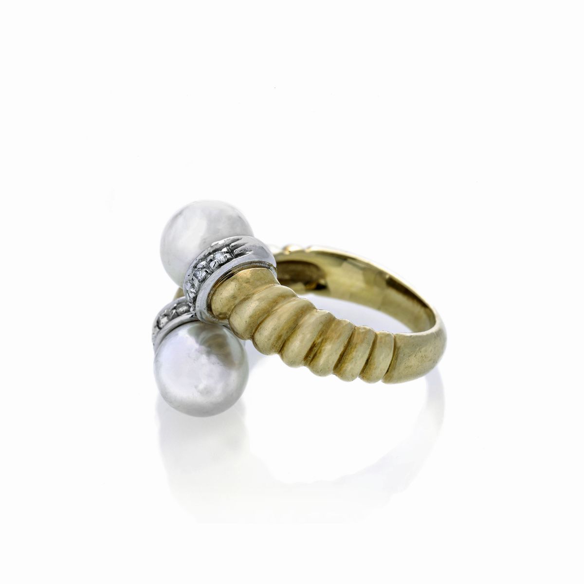 Anello contrariè in oro giallo, oro bianco, diamanti e perle coltivate