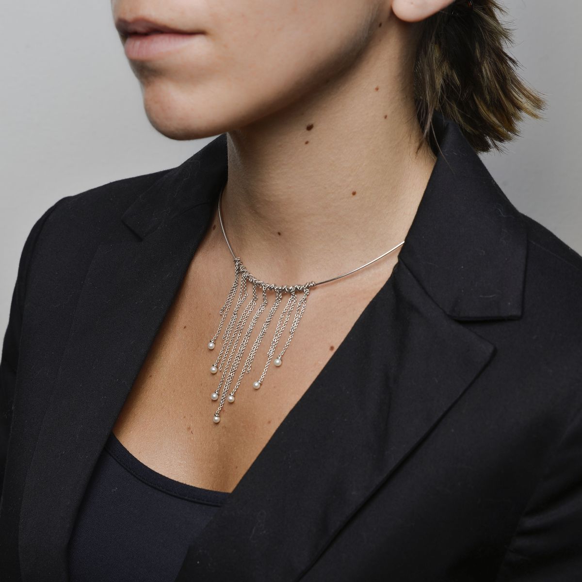 Collana semirigida in oro bianco e perle Celin